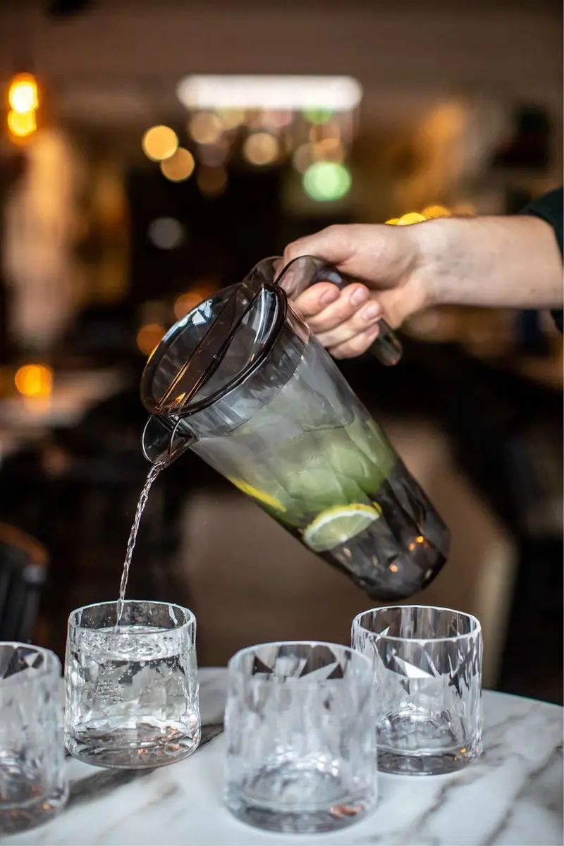Koziol Club Pitcher Schenkkan 1,5L - Transparant