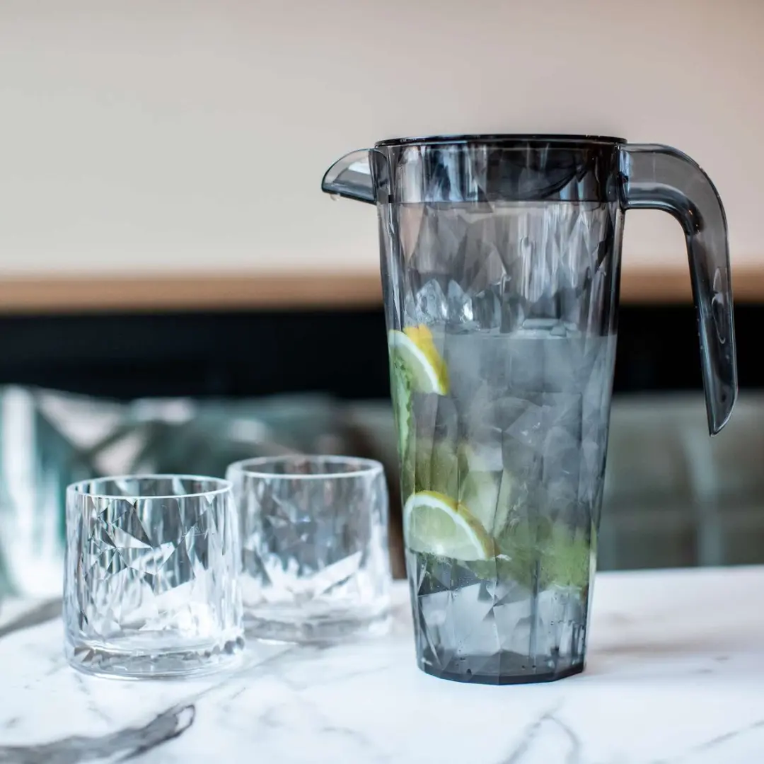 Koziol Club Pitcher Schenkkan 1,5L - Transparant - afbeelding 6 van 6