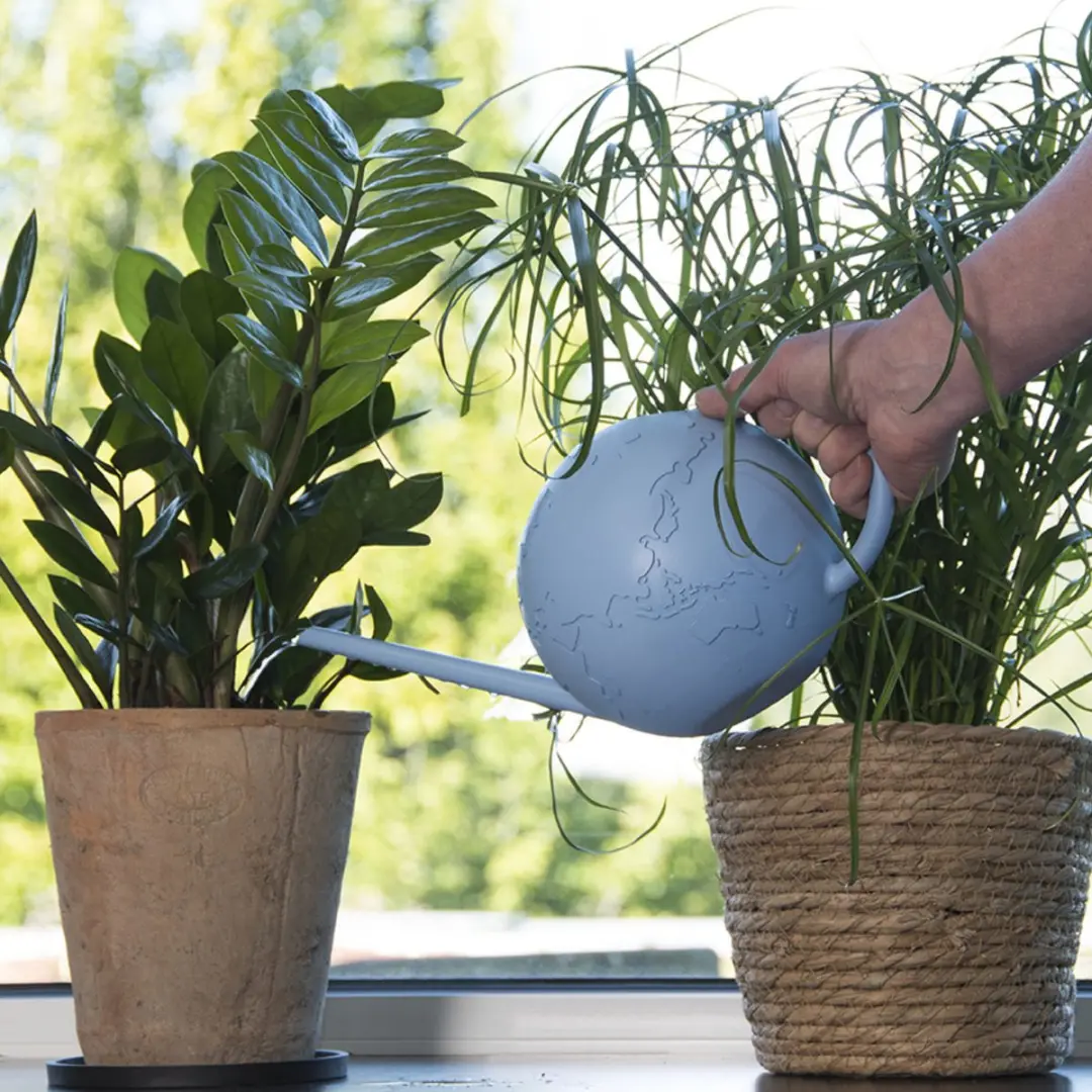 Esschert Design Wereldbolgieter 1,5L - Blauw