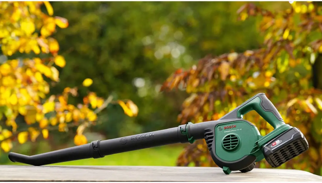 Bosch UniversalLeafBlower 18V-130 Bladblazer - 245 km/h - 1x 2,5 Ah