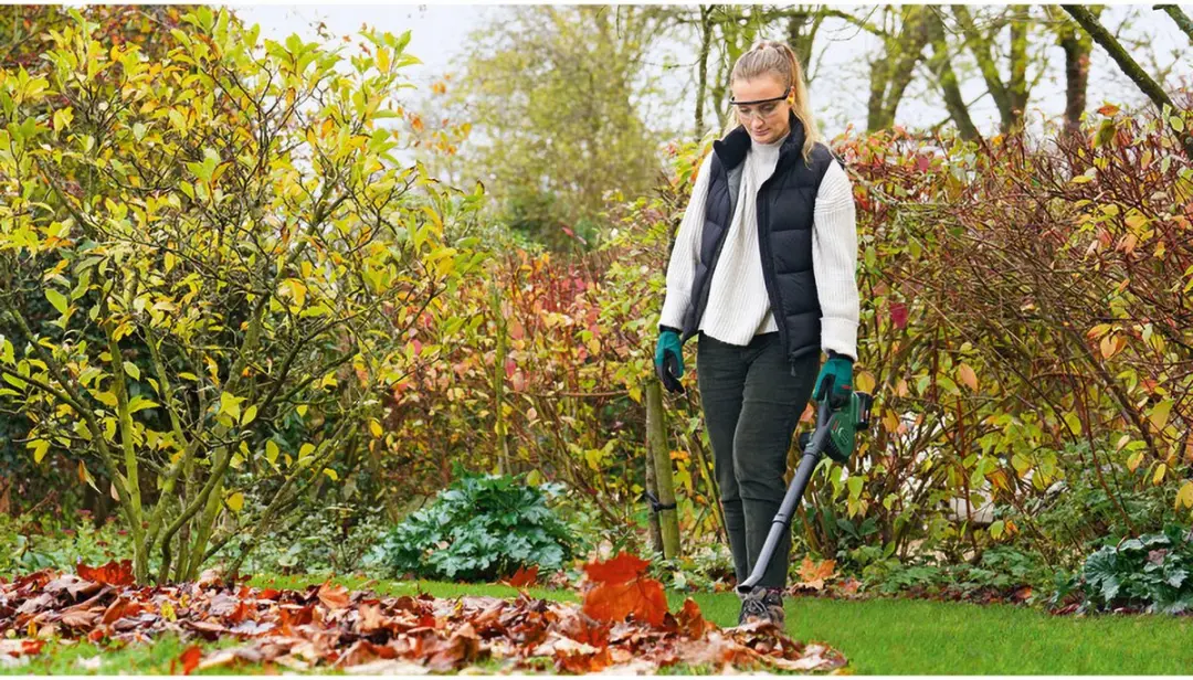 Bosch UniversalLeafBlower 18V-130 Bladblazer - 245 km/h - 1x 2,5 Ah