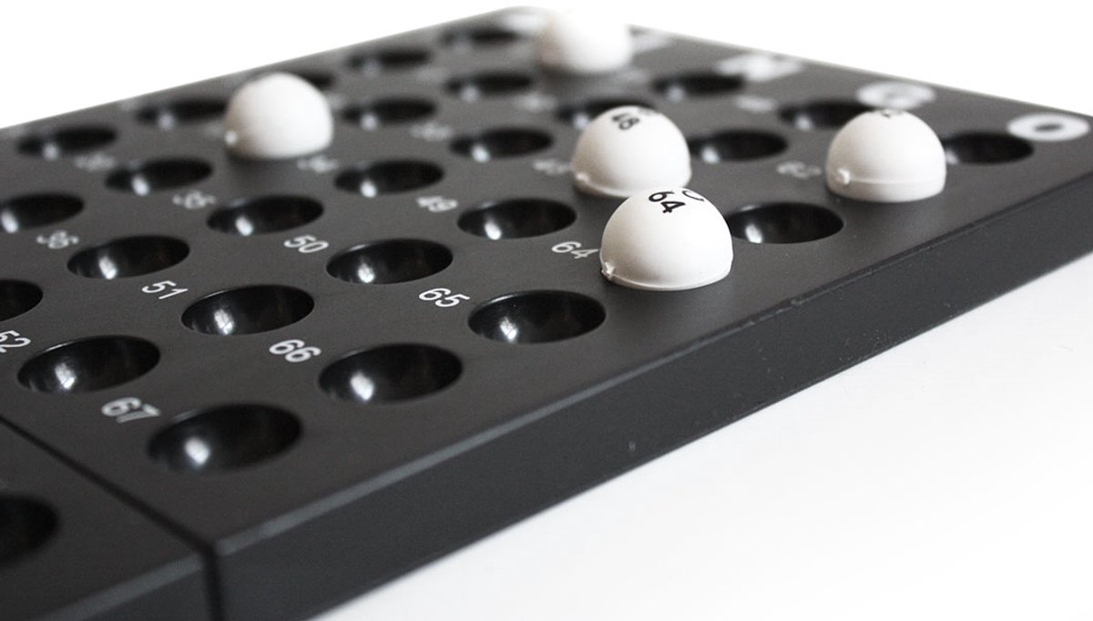 Tactic Bingo – Bordspel – Classic Games - Inclusief 75 Balletjes en 18 Bingokaarten – Stevige Metalen Bingomolen – Bingooooo!