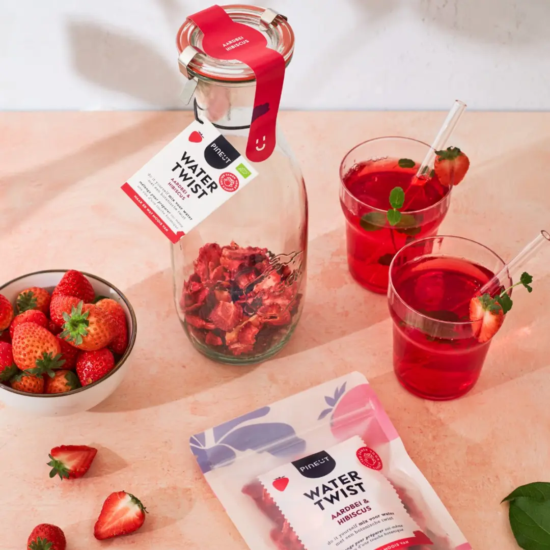 Pineut Watertwist Tafelwaterkaraf 1L - Aardbei & Hibiscus - Glas - afbeelding 6 van 6