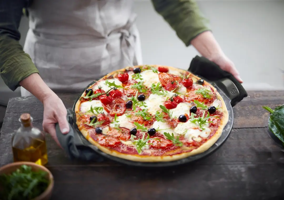 Emile Henry Pizzasteen - Ø37cm - Zwart