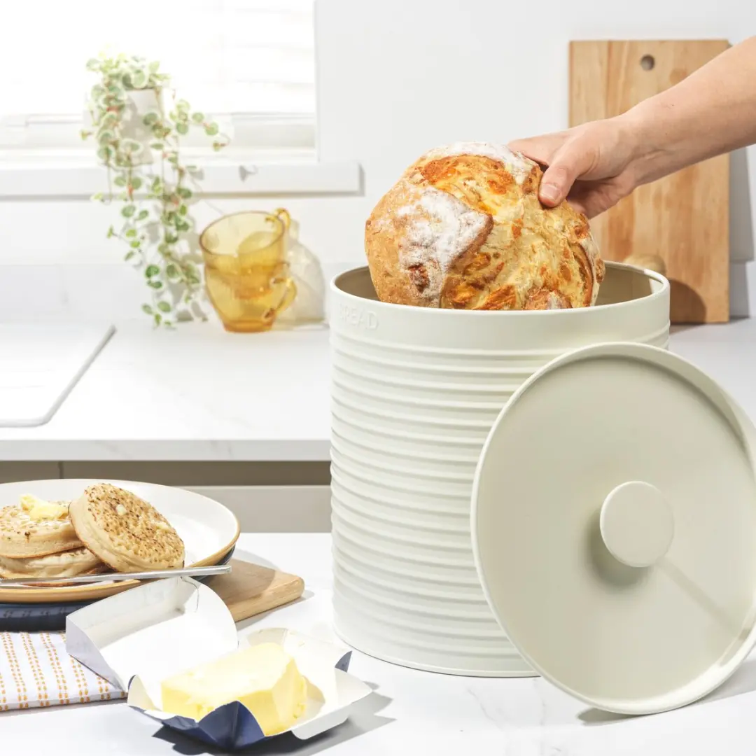 Russell Hobbs Geribbelde Broodtrommel - Crème