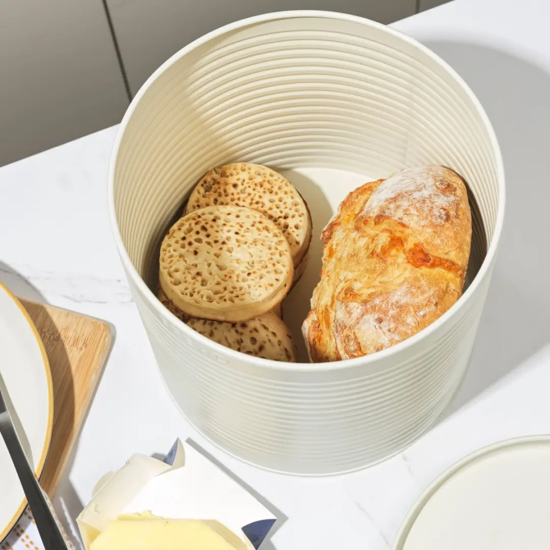 Russell Hobbs Geribbelde Broodtrommel - Crème