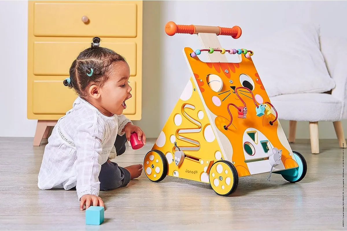 running aid, play and walking carriage, / activiteitsspeelgoed, loophulp, babywalker, speel- en loopstoeltje, Loperwagen