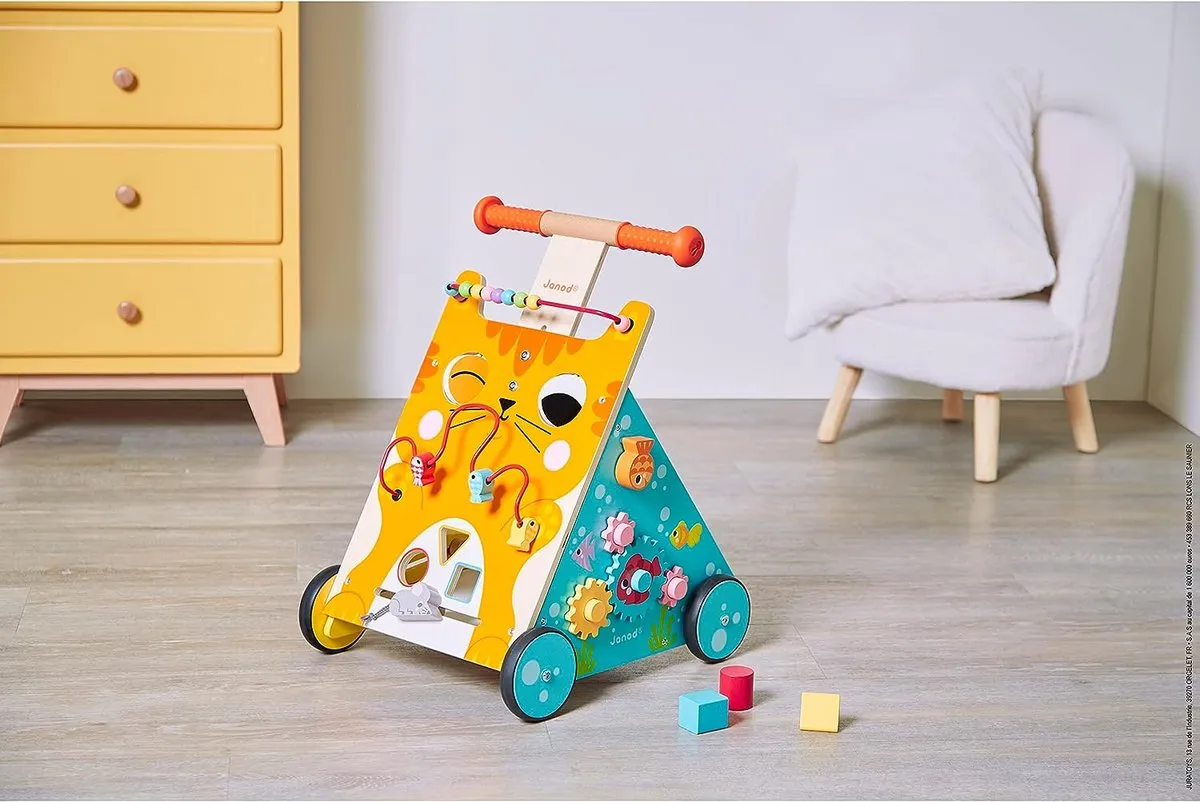 running aid, play and walking carriage, / activiteitsspeelgoed, loophulp, babywalker, speel- en loopstoeltje, Loperwagen
