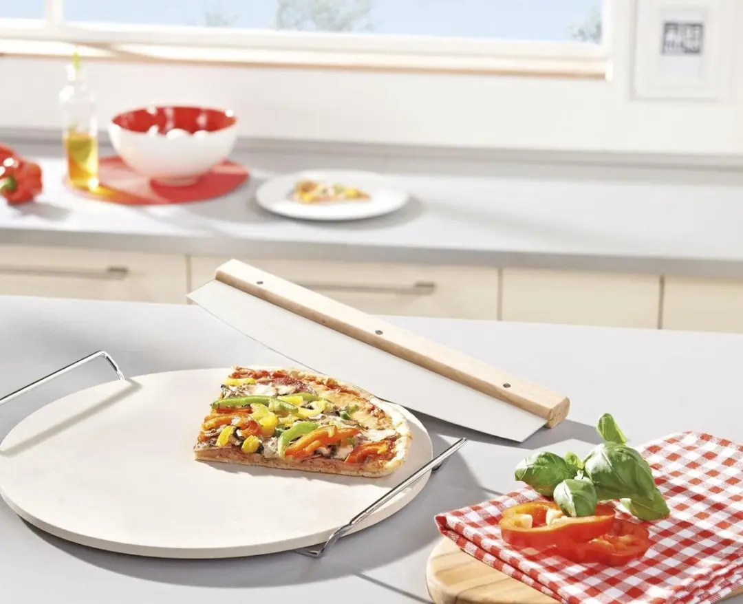 Leifheit Pizzasteen Rond 33cm - RVS Mes - Hout/Creme