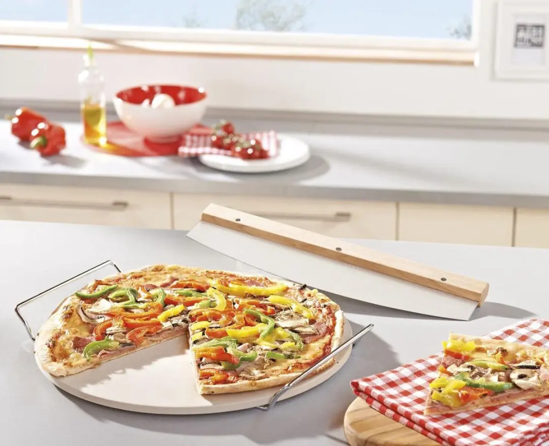 Leifheit Pizzasteen Rond 33cm - RVS Mes - Hout/Creme