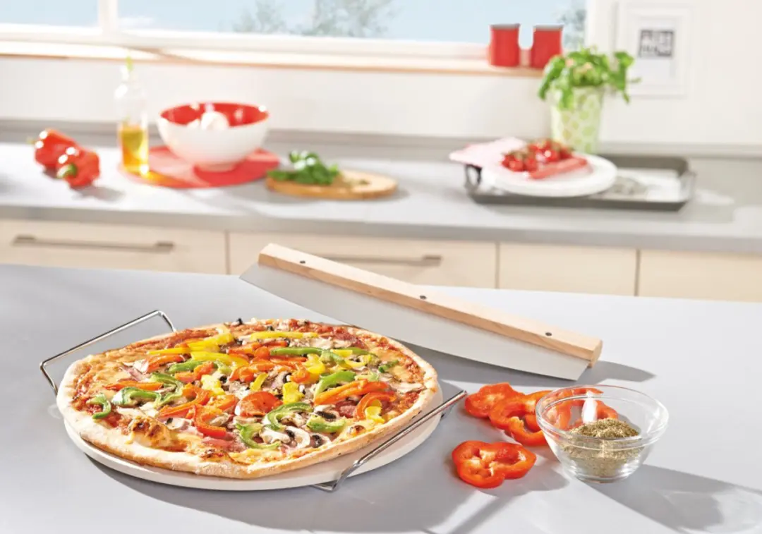 Leifheit Pizzasteen Rond 33cm - RVS Mes - Hout/Creme