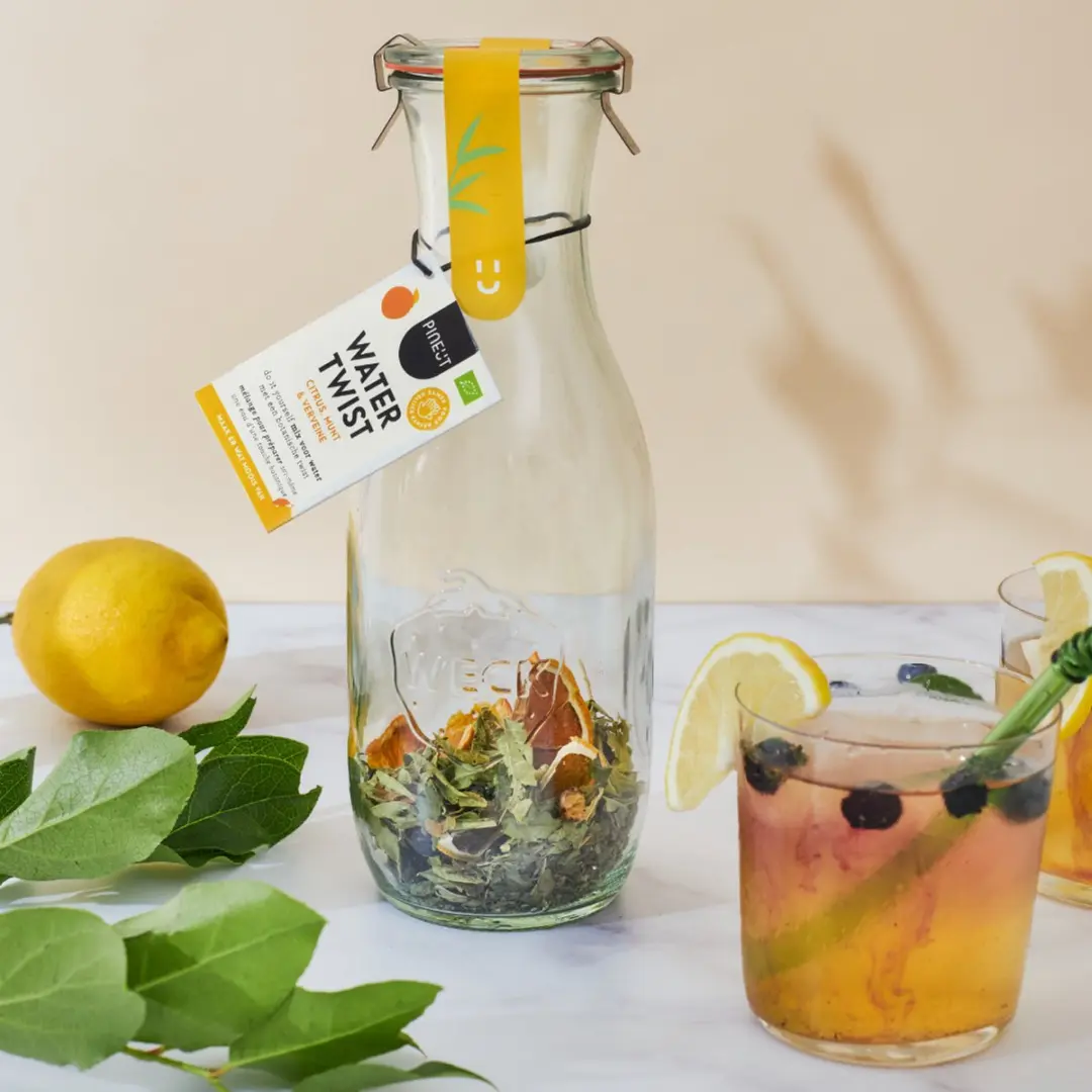 Pineut Verjaardag Cadeau Tafelwaterkaraf Glas 1L - Citrus/Munt/Verveine