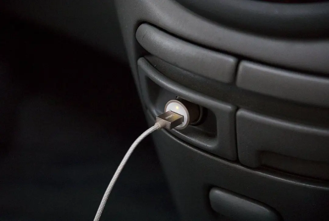 Belkin MIXIT USB Autolader 12W - Goud - afbeelding 4 van 4