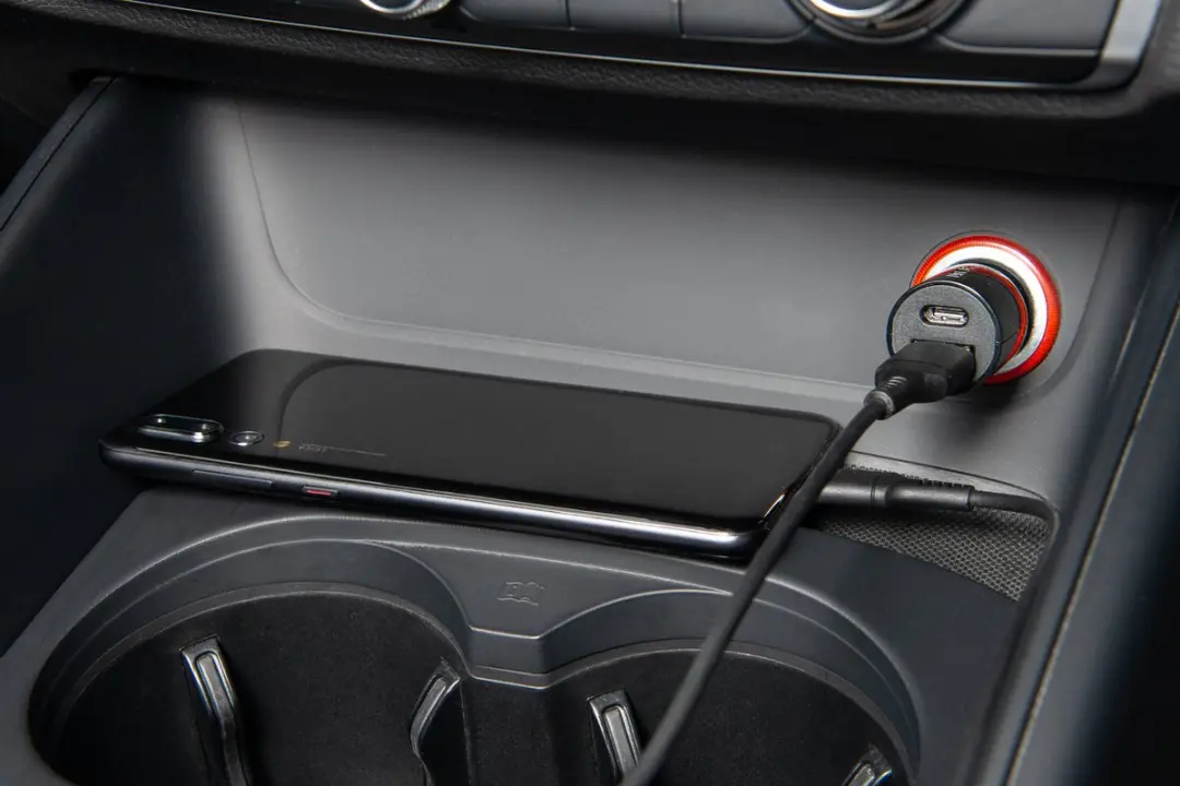 Azuri Autolader 30W USB-C/A - Universeel - Zwart - afbeelding 2 van 4
