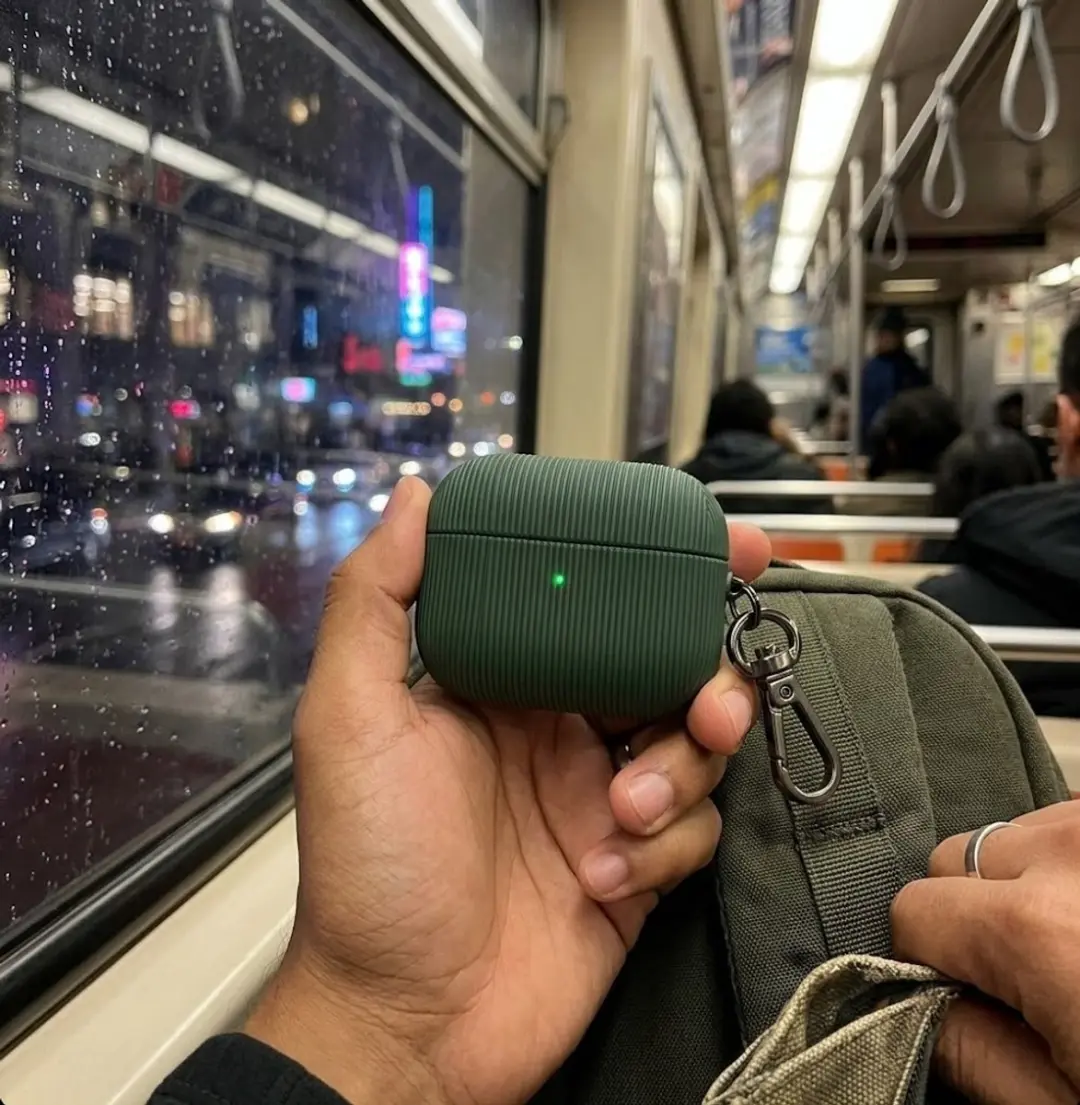 NuveX Luxe Geribd Hoesje AirPods Pro 2 - Groen - Metalen Sleutelhaak