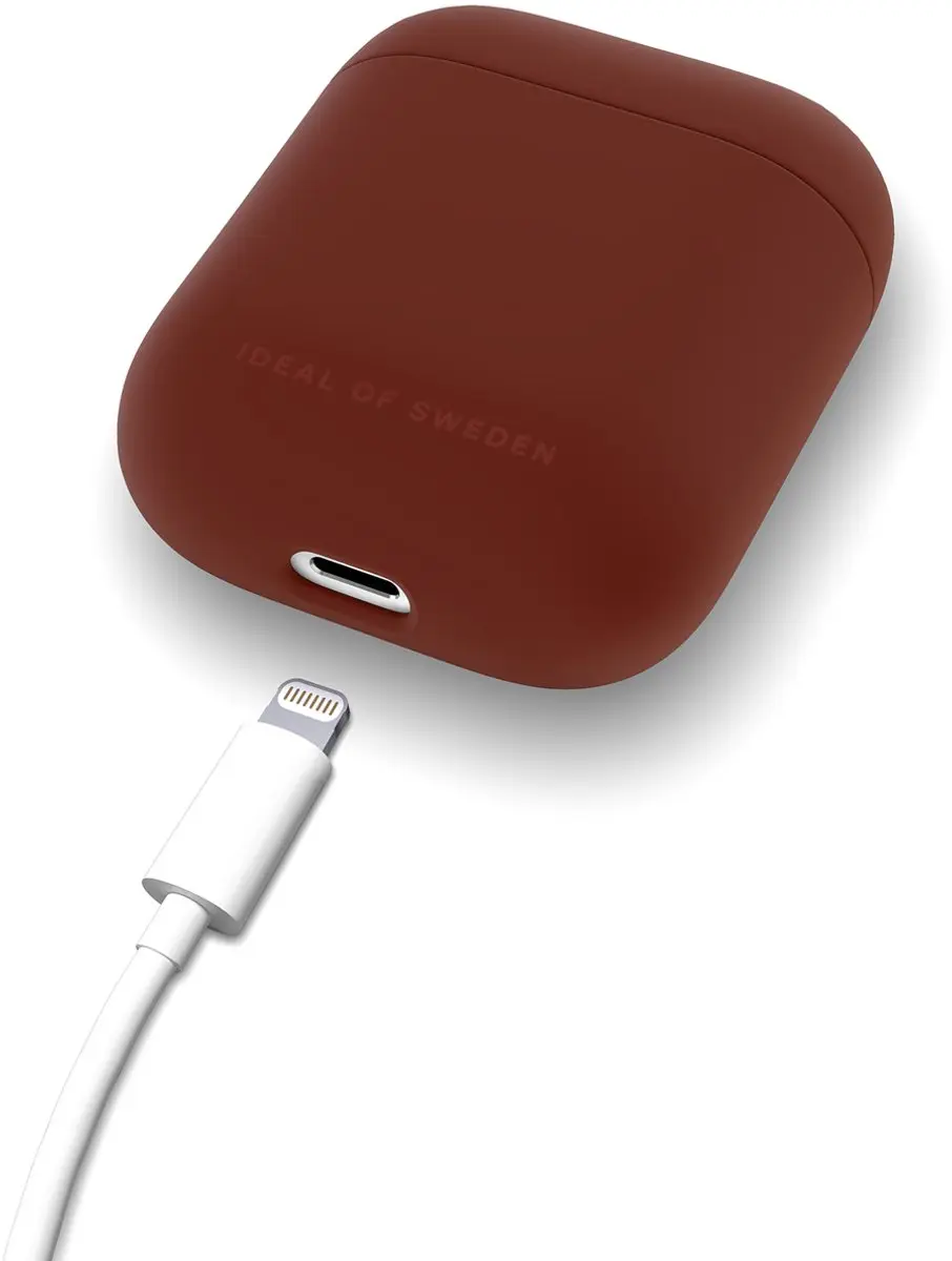 iDeal of Sweden Silicone Case IDSIAPC-489 - Apple AirPods 4 - Donkerrood