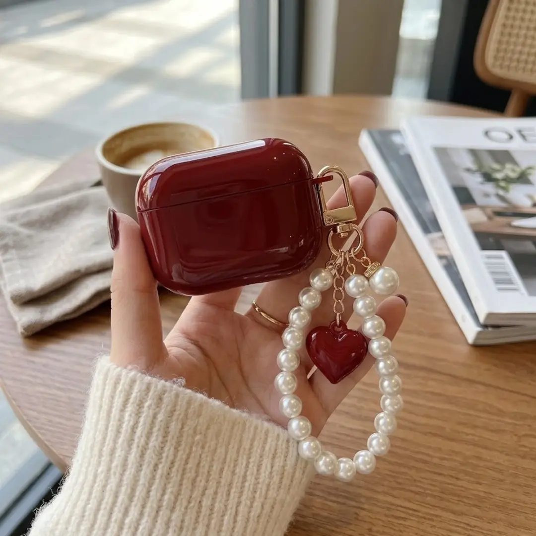 NUVEX Wijnrood Hoesje AirPods Pro 2 - met parel polsband & harthanger