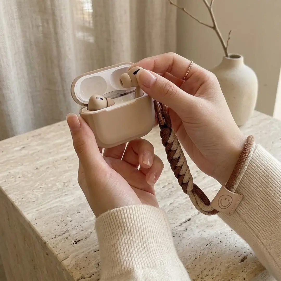 NuveX Hoesje AirPods Pro 2 - Abrikoos met koord & karabijnhaak