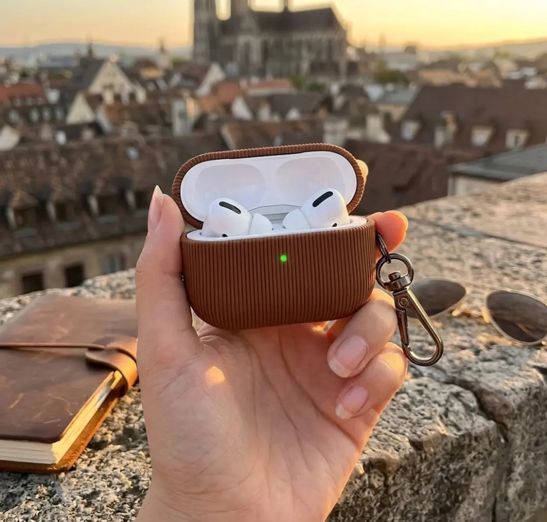 NUVEX Luxe Geribd Hoesje AirPods Pro 2 - Bruin - Met Sleutelhaak