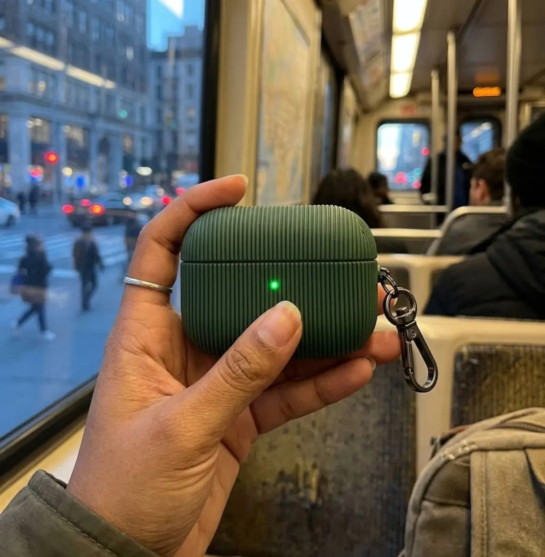 NuveX Luxe Geribd Hoesje AirPods Pro 2 - Groen - Met Sleutelhaak