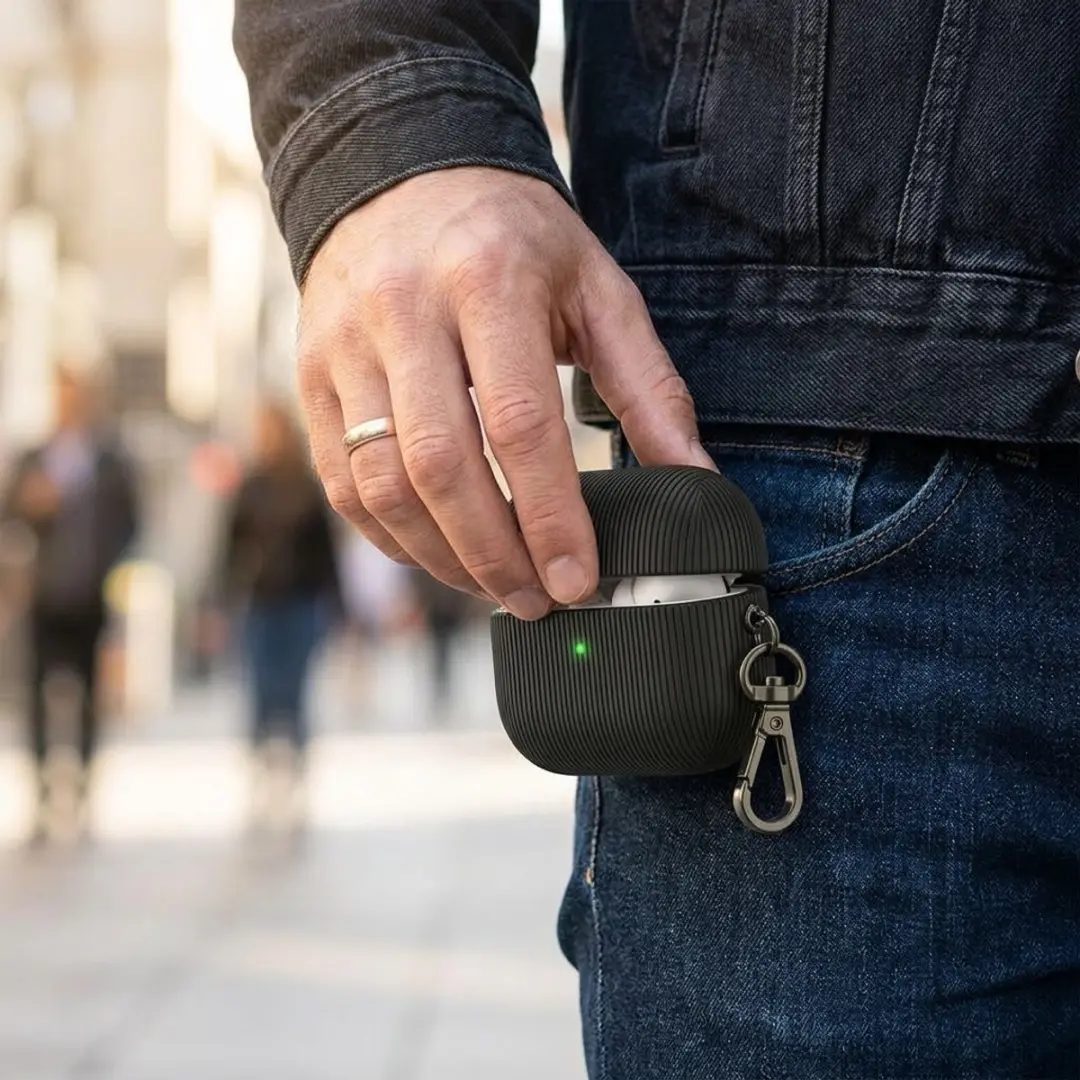 NUVEX Luxe Geribd Hoesje AirPods Pro 2 - Zwart - Metalen Sleutelhaak