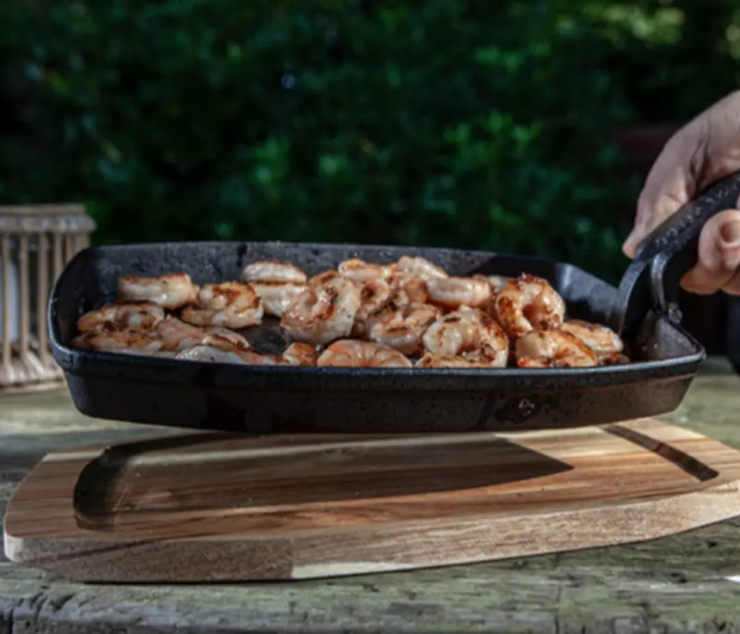 The Bastard Sizzling Plate & Holder Gietijzer 21x28cm - Zwart/Bruin