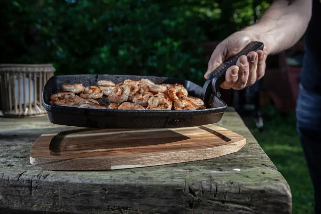 The Bastard Sizzling Plate & Holder Gietijzer 21x28cm - Zwart/Bruin