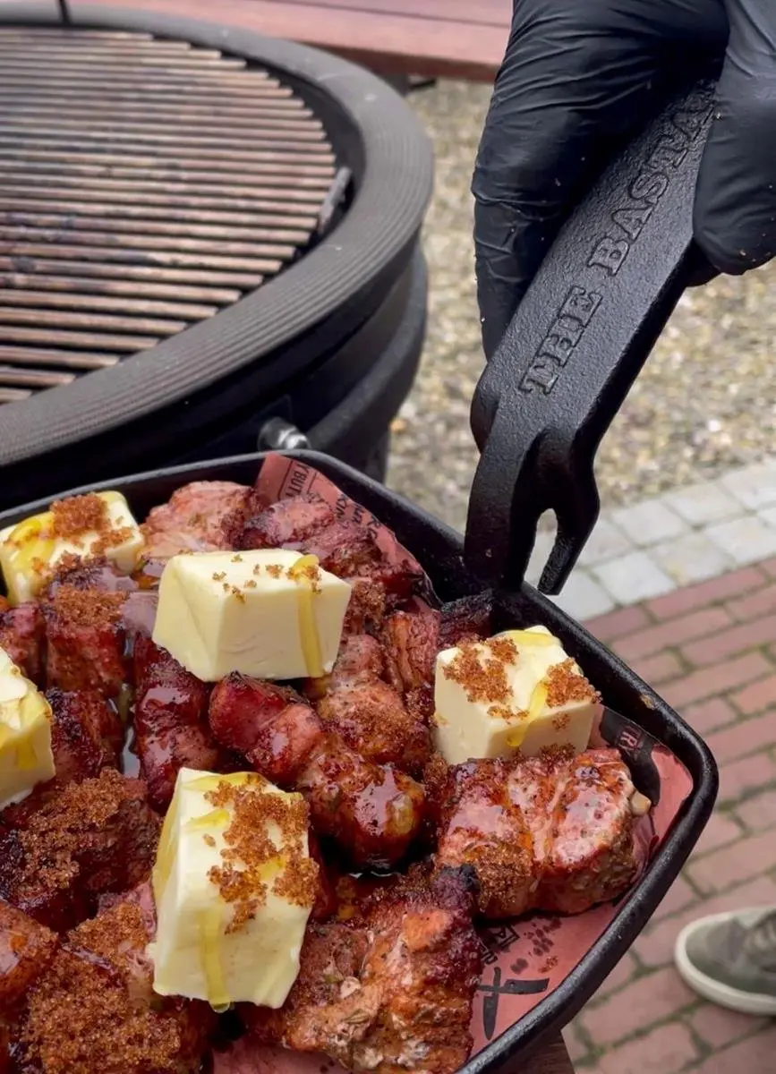 The Bastard Sizzling Plate & Holder Gietijzer 21x28cm - Zwart/Bruin