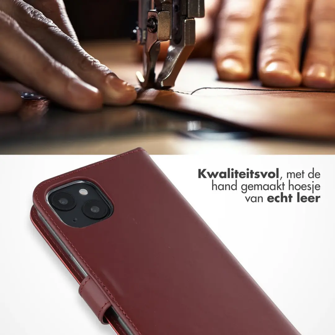 Selencia Hoesje iPhone 15 Echt Lederen Bookcase - 3 Pasjes - Donkerrood