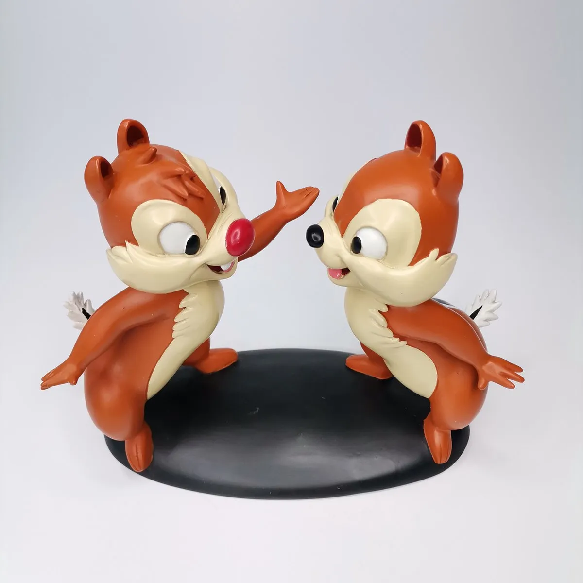 Disney Chip & Dale Chatting Figurine - Staand 18cm - Full Color