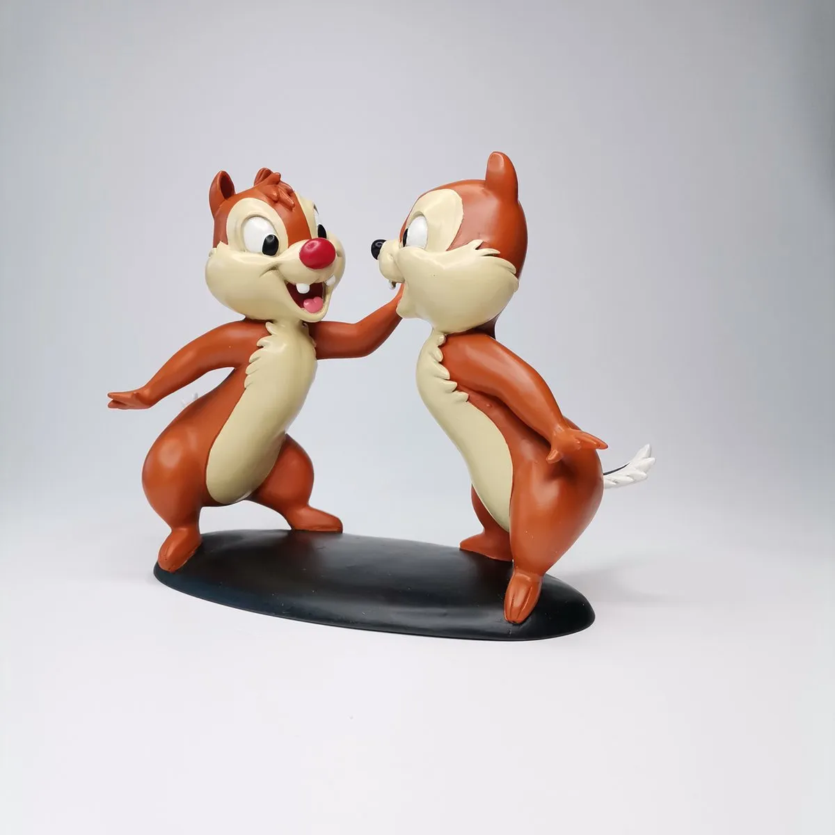 Disney Chip & Dale Chatting Figurine - Staand 18cm - Full Color