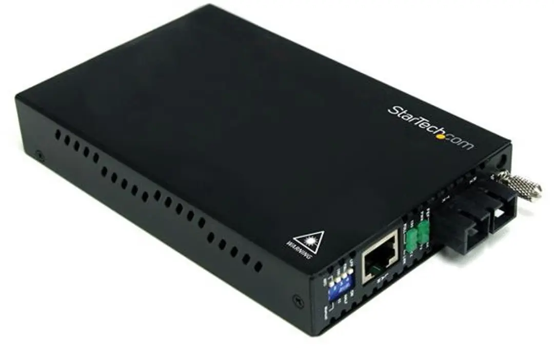 Startech ET90110SM302 Glasvezel Converter 10/100 Mbit - SC - 30 km - Zwart