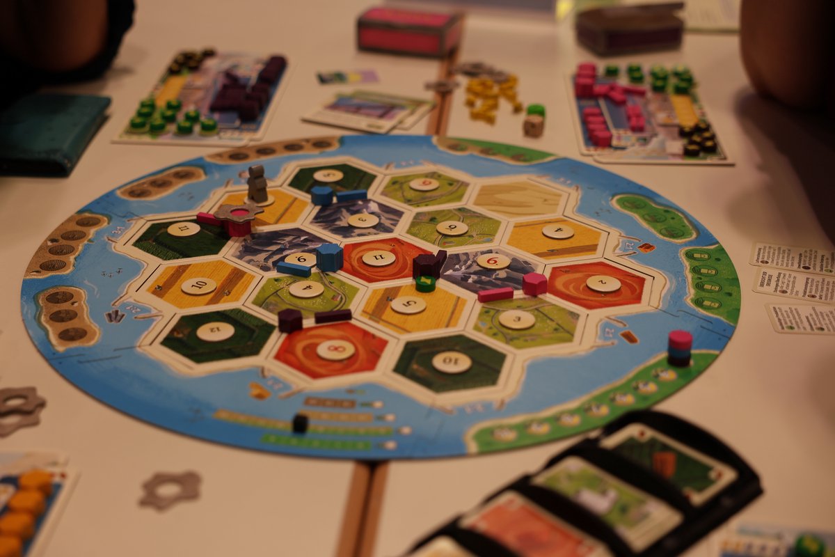 999 Games - CATAN - Nieuwe Energie - Bordspel - Gezelschapsspel - Inclusief houten speelstukken - Familiespel - Duurzaam spel