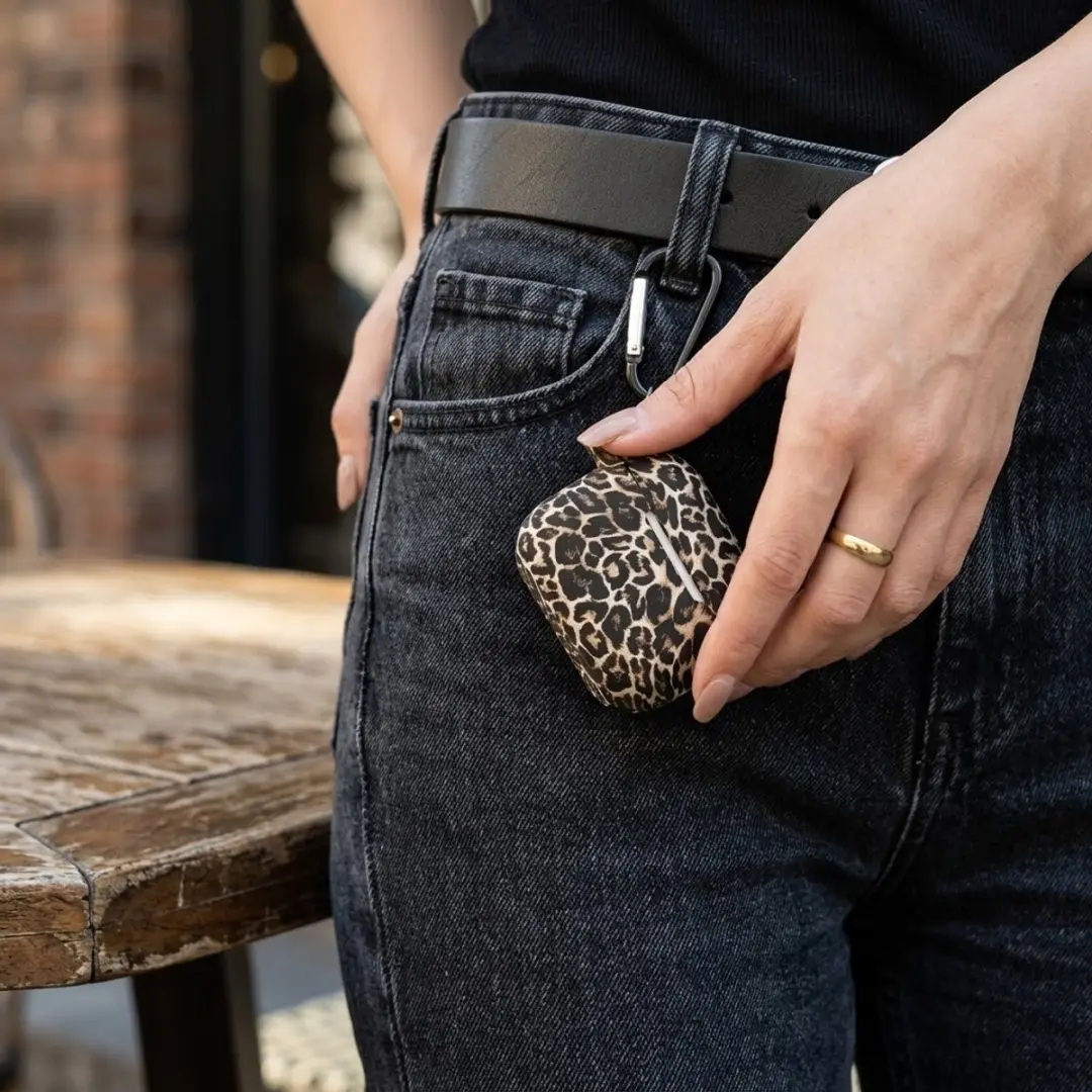NUVEX Hoesje AirPods 4 - Zwart Bruin Luipaardprint - afbeelding 3 van 6