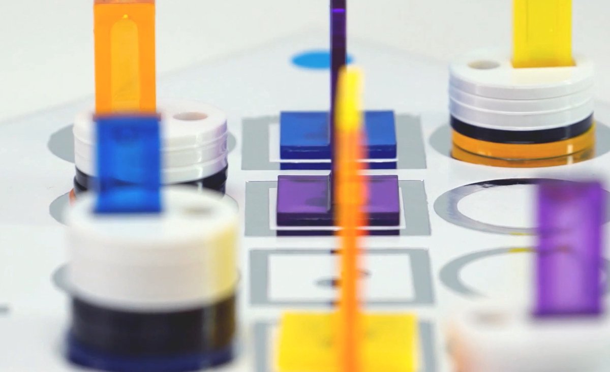 Tactic iKNOW – Jeu de société – Jeu quiz – Jeu de connaissances – 1.600 questions – 4.800 indices – 2 à 6 joueurs – À partir de 15 ans – Édition française !