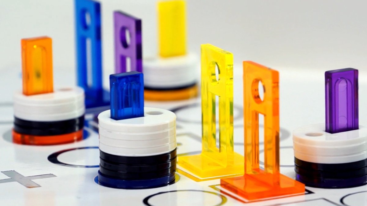 Tactic iKNOW – Jeu de société – Jeu quiz – Jeu de connaissances – 1.600 questions – 4.800 indices – 2 à 6 joueurs – À partir de 15 ans – Édition française !