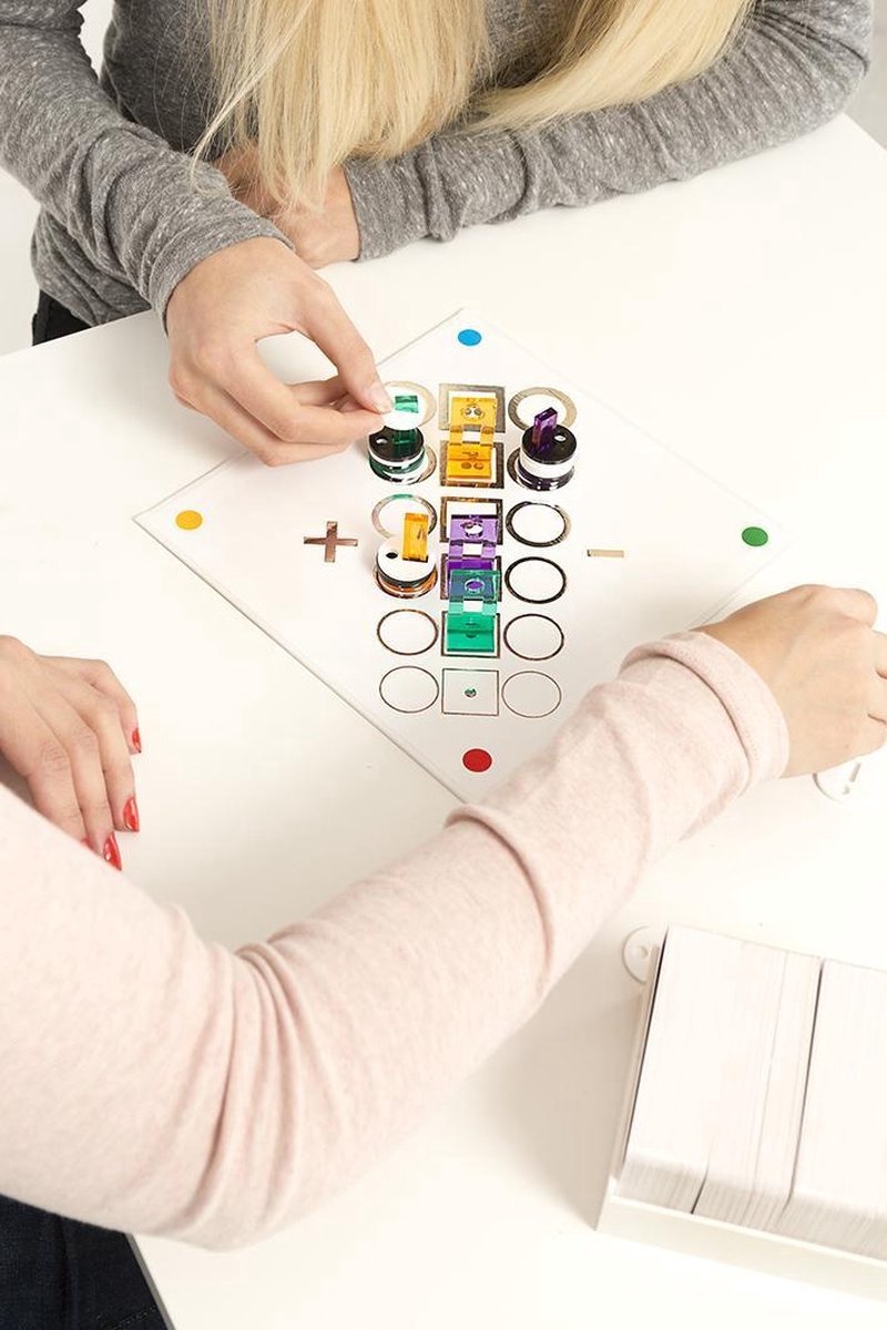 Tactic iKNOW – Jeu de société – Jeu quiz – Jeu de connaissances – 1.600 questions – 4.800 indices – 2 à 6 joueurs – À partir de 15 ans – Édition française !