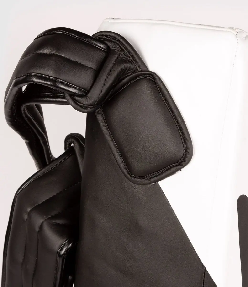 Venum Satchel Kick Shield - Zwart/Wit
