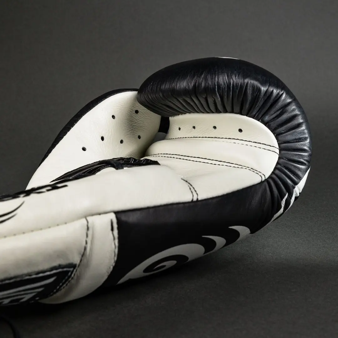 Venum Giant 2.0 Mike Tyson Bokshandschoenen 10 OZ - Zwart/Wit
