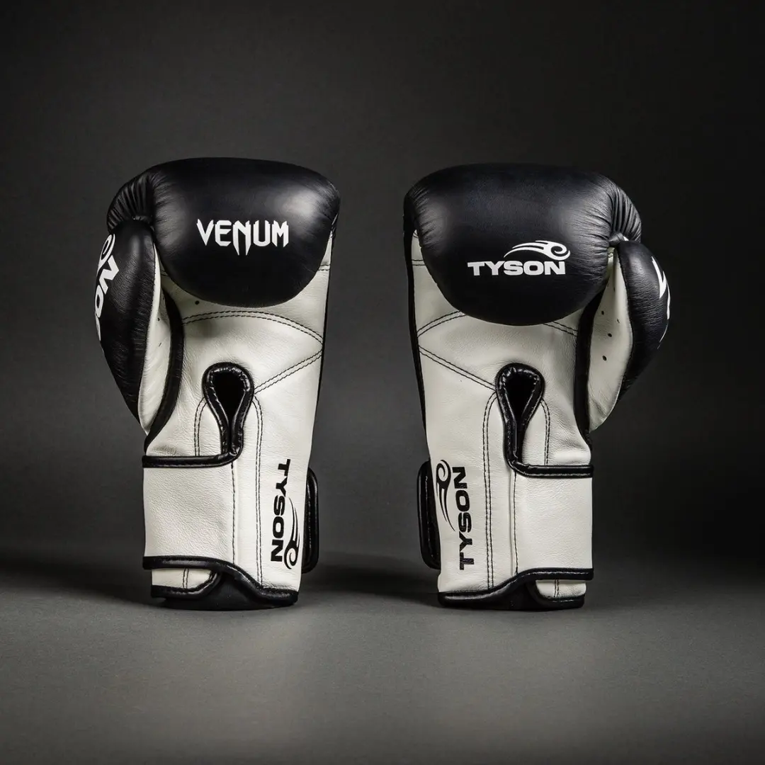 Venum Giant 2.0 Mike Tyson Bokshandschoenen 16 OZ - Diepzwart/Optisch Wit