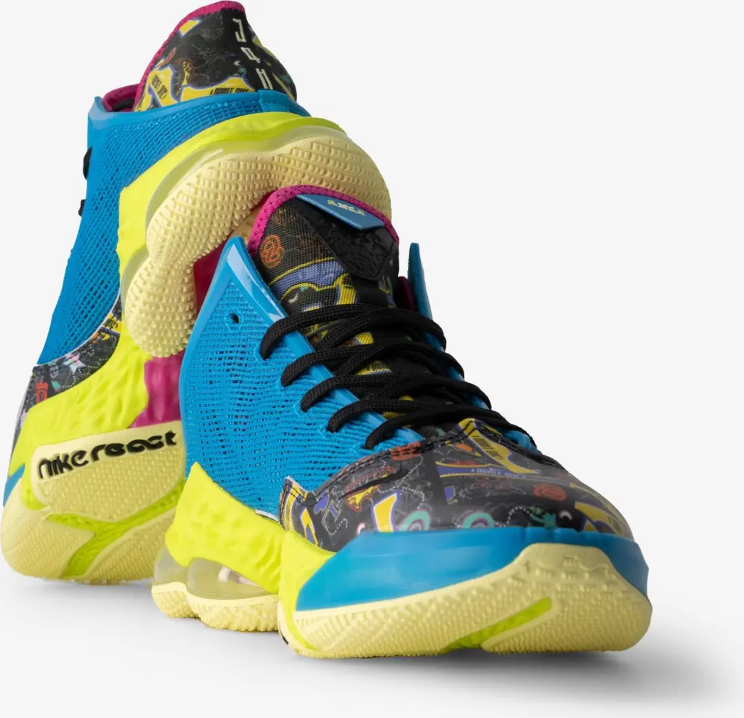 Nike LeBron XIX Basketballschoenen - Maat 42 - Multicolor