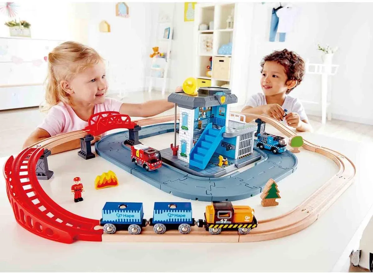 Hape Notfall-Hauptquartier E3736 Speelgoedset - 55-delig - Veelkleurig