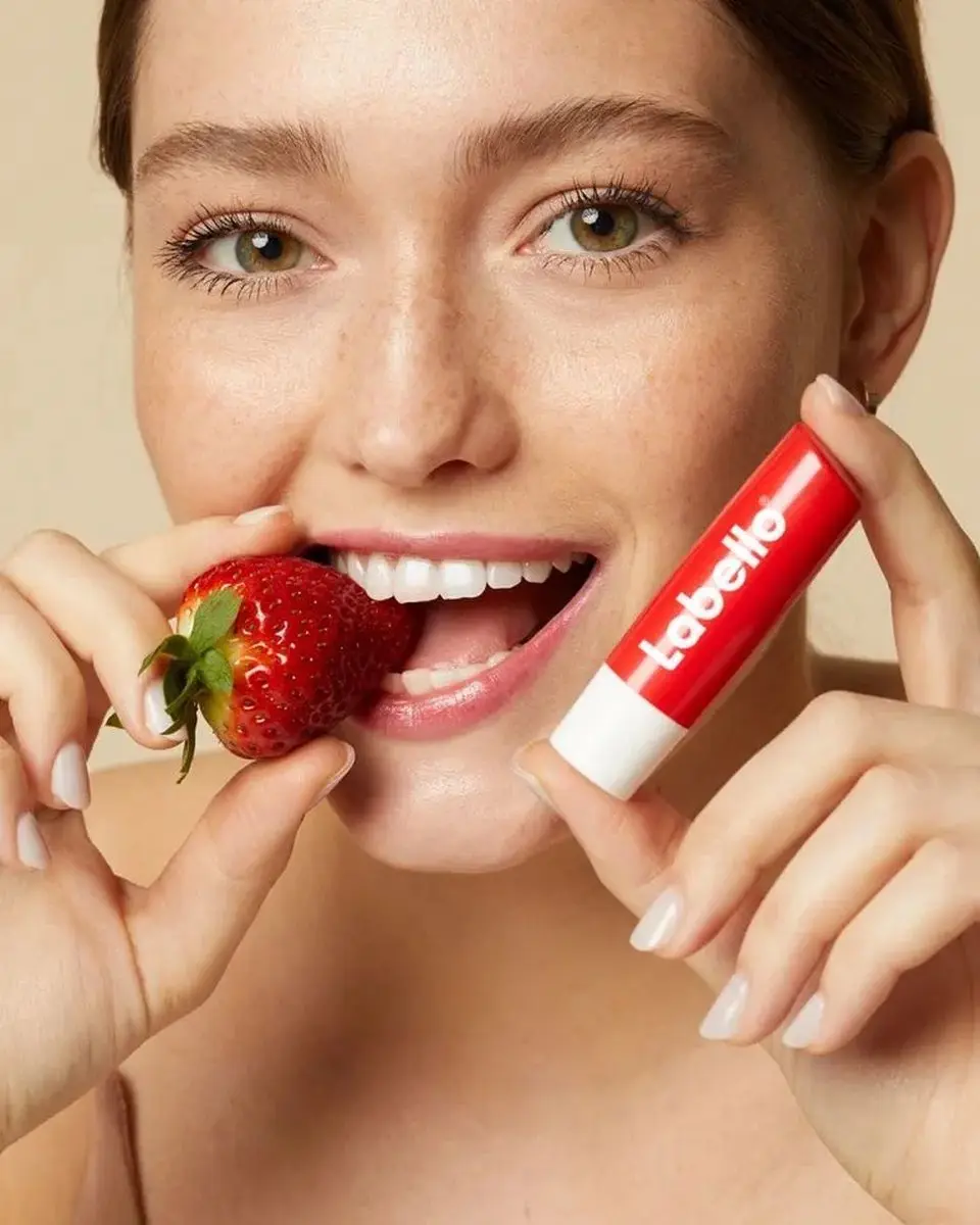 Labello Fruity Shine Strawberry Lippenbalsem 5.5ml - 5 Stuks