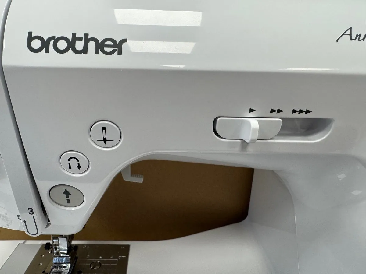Brother Innovis 10 Anniversary NV10A Naaimachine - Wit met roze accenten