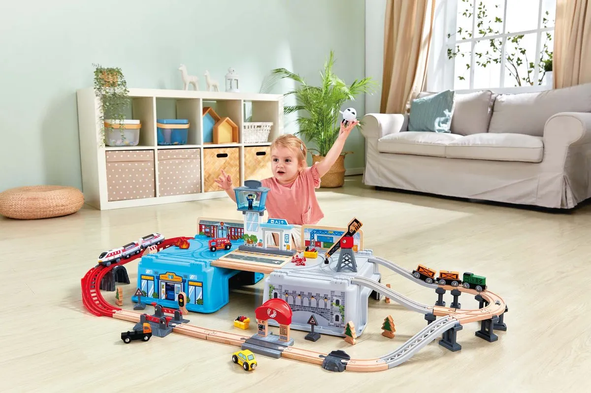 Hape Stad-treinenset E3773 - 80 Stuks - 2x AAA - Veelkleurig