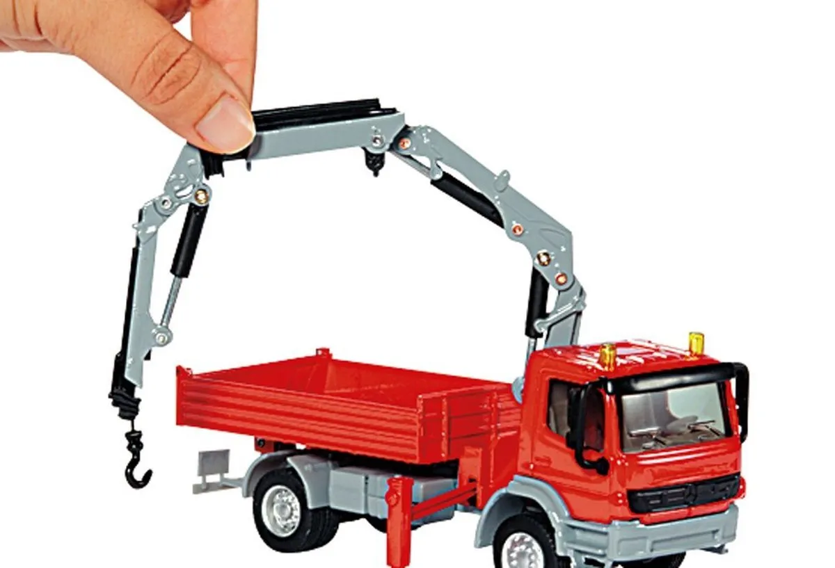 SIKU 3534 Mercedes Altego met Kraan 1:50 - Rood