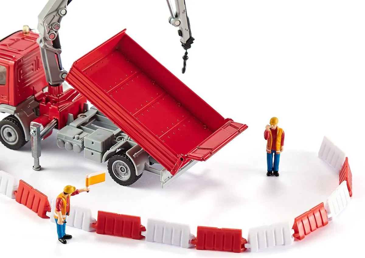 SIKU 3534 Mercedes Altego met Kraan 1:50 - Rood