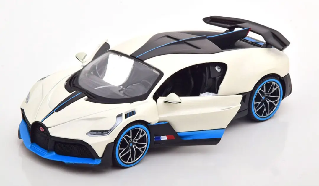 Bugatti Divo Maisto Modelauto - Wit Metallic