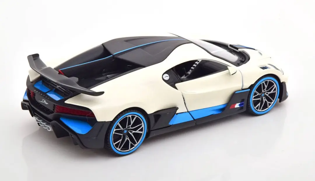 Bugatti Divo Maisto Modelauto - Wit Metallic