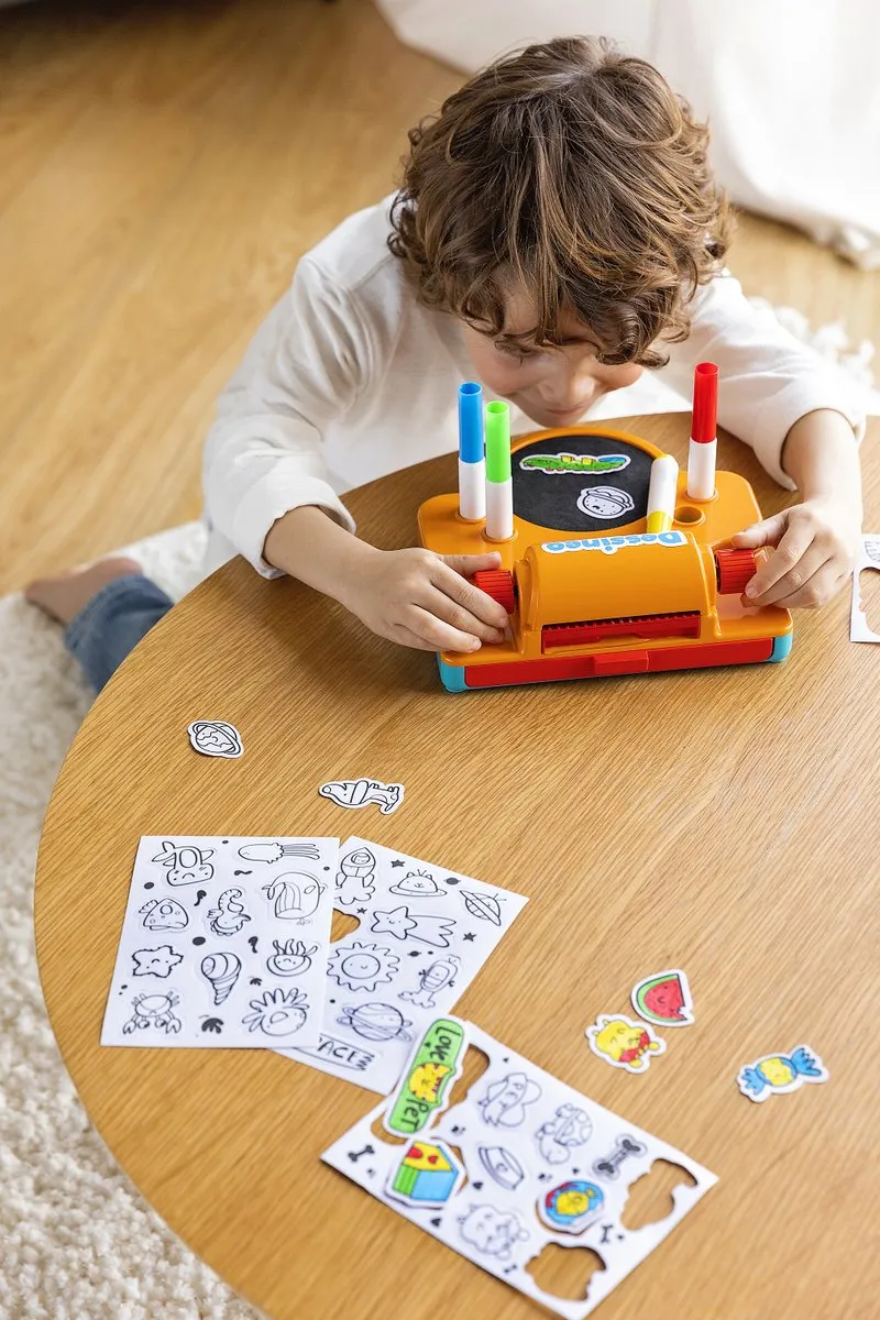 Jumbo Dessineo Sticker Studio - Stickerset met 24 vellen & 4 stiften
